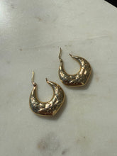 Load image into Gallery viewer, Vintage Flower 14k Yellow Gold Hoops
