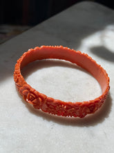Load image into Gallery viewer, Vintage 1940s Carved Celluloid Orange Floral Bangle Bracelet
