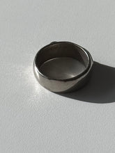 Load image into Gallery viewer, Vintage Sterling Flower Ring Size 5.5
