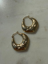 Load image into Gallery viewer, Vintage Flower 14k Yellow Gold Hoops

