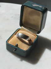 Load image into Gallery viewer, James Avery Sterling Silver Ring Size 7
