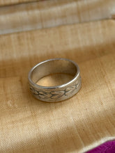 Load image into Gallery viewer, Etched Heart Sterling Silver Band Size 5
