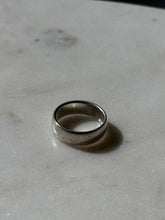 Load image into Gallery viewer, James Avery Sterling Silver Ring Size 7

