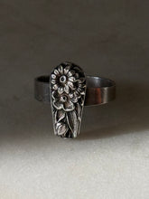 Load image into Gallery viewer, Sterling Silver Flower Ring Size 7
