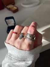Load image into Gallery viewer, Sterling Silver Flower Ring Size 7
