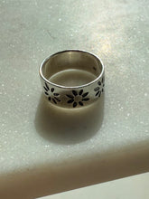 Load image into Gallery viewer, Vintage Sterling Flower Ring Size 5.5
