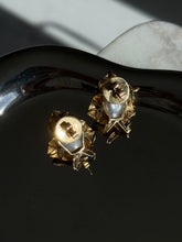 Load image into Gallery viewer, Vintage Estate 18k Gold Pearl Earrings
